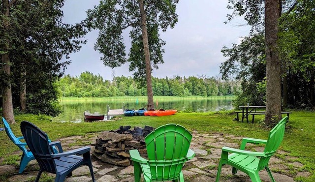 Historic Rideau Canal Cottage by the Locks (Nest by the Locks)