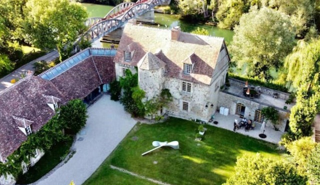 Historic riverside house in Champagne region, 100km from Paris. 7bedrooms,garden