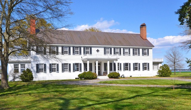 Historic riverfront farm 700 acres, pool, private lakes, dock