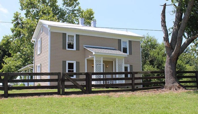 Historic Riverhouse w/riverview! Privacy and seclusion! Steps away from River!
