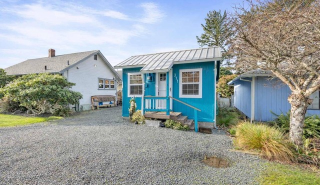 Historic Rockaway Cottage Near 7 Miles of Beach