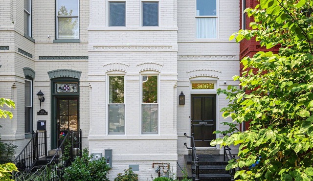 Historic Row House, 2 Blocks to Convention Center & Metro