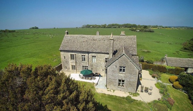 Historic Royal Hunting Lodge Perfect for Family Gatherings in the Cotswolds