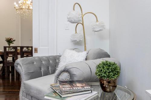 Historic Sallie Peay House - Luxe Downtown Retreat