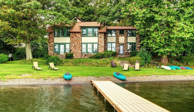 Historic Samuel Hopkins Adams 6bd/4 bath- Level lakefront Home sleeps 14!