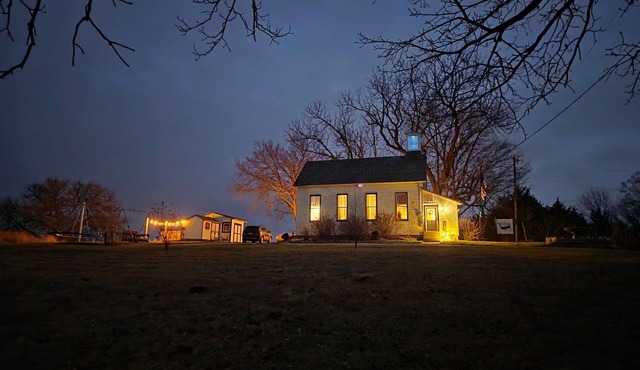 Historic Schoolhouse + Bus Stay + Private Hot Tub