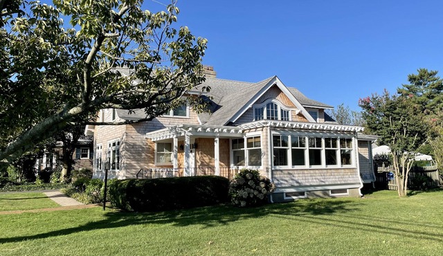 Historic Sea Capt Home Overlooking Twilight Lake: Pool, Walk To Beach & Village