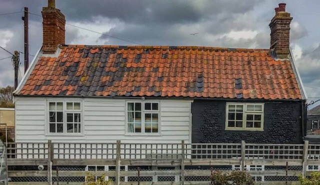 Historic seafront cottage, projector, piano etc