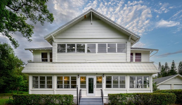 Historic, sleeps 10+, 5 Bedroom, huge yard, lake, fishing, parks, eventsn