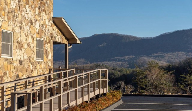 Historic Souther Country Inn - 11 BR Lodge Perfect for Get Togethers!