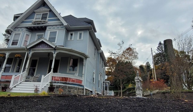 Historic, spacious 2-bedroom apartment in charming Oil City