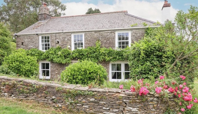 Historic spacious Grade II Listed Georgian Farmhouse on the coast of Cornwall