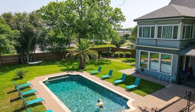 Historic & Spacious Historic Home w AC, WiFi in Seguin, Pool & Outdoor Game Room