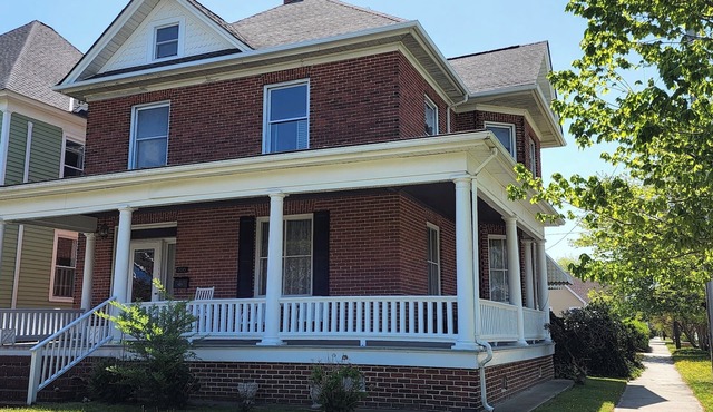 Historic Spacious 4-bedroom corner house on the Park - Brickhaven by the Park