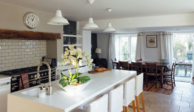 Historic spacious village cottage - perfect getaway for friends and families!