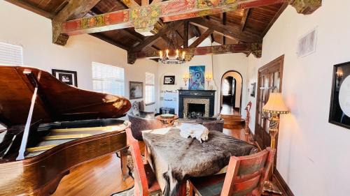 Historic Spanish Home, minutes from Everything!
