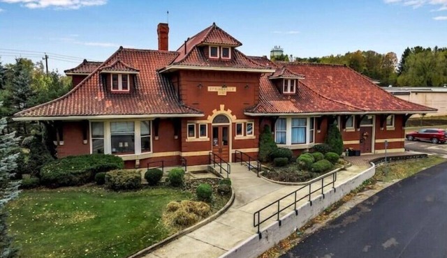 Historic Springville Train Station 2-Bedroom Hotel Apartment With Private Patio