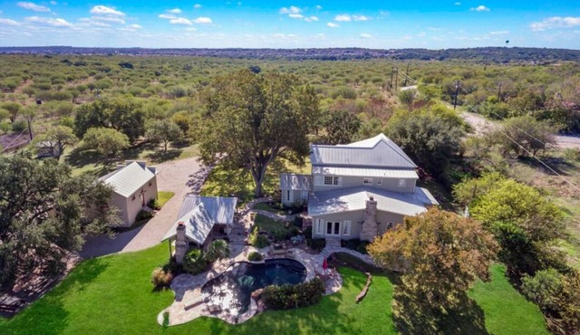 Historic Stagecoach private home, beautiful pool, close to Sea World & Lackland