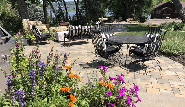 Historic Stillwater restored cottage with riverviews near bike path & town