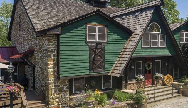 Historic Stone Barn – Perfect for Gatherings!