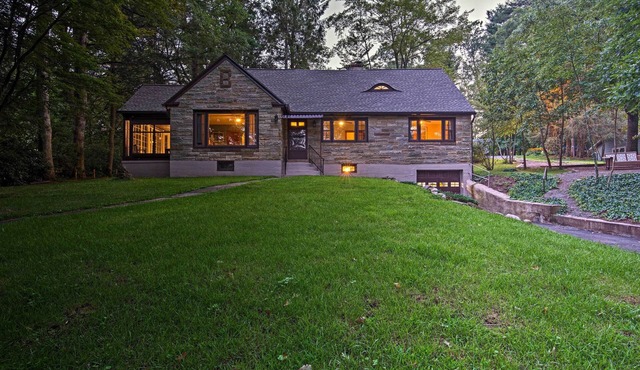 Historic Stone Cottage w/Firepit-Walk to Lily Lake