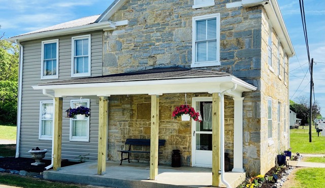 Historic Stone House close local activites and National Parks