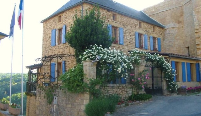 Historic stone house with spa on ramparts of 11th century castle near Sarlat