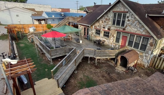 Historic Stonehouse on Main St. Walking distance to shops, restaurant the River.