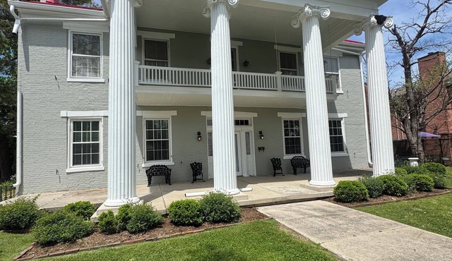 Historic Stonewall Stays Room for 12 w/New Bunk Room