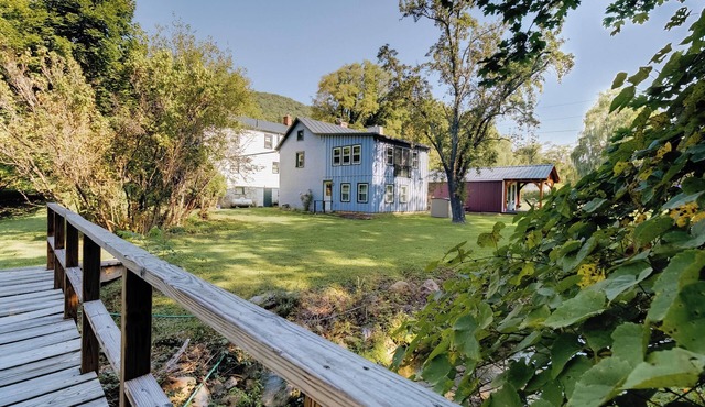 Historic Streamside Cottage in Village of Warm Springs