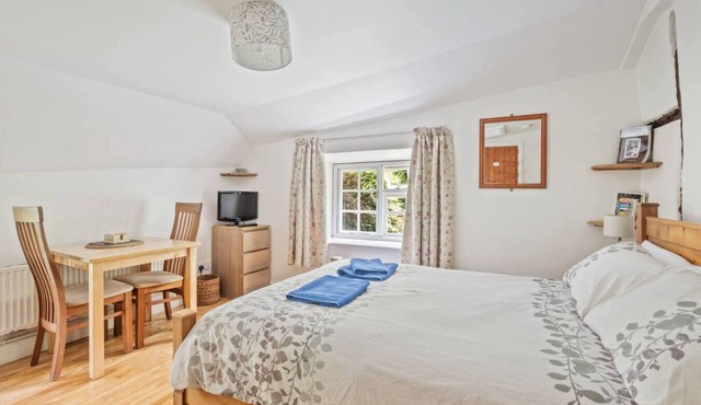 Historic studio annexe for two with New Forest on your doorstep