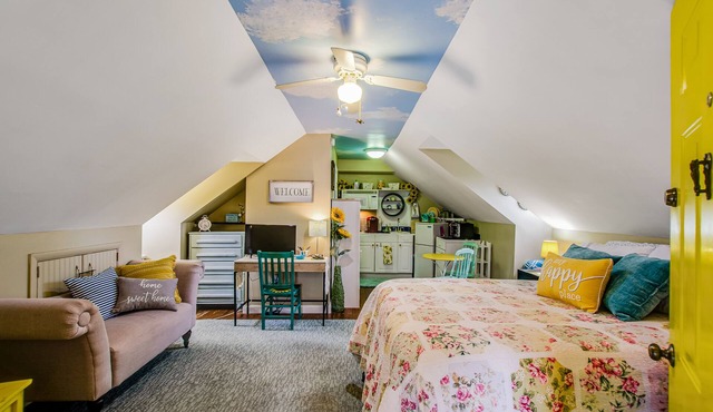Historic studio with kitchenette & easy parking - near dining & walk to downtown