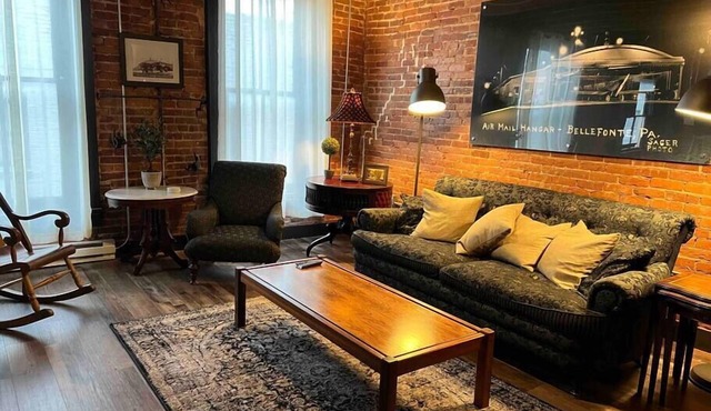 Historic, Stylish Getaway 2 blocks from Waterfront