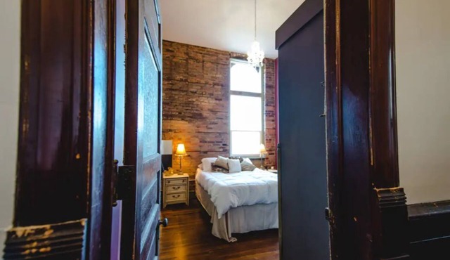 Historic Suite Overlooking Downtown. Located above a Museum! Claw foot tub. n