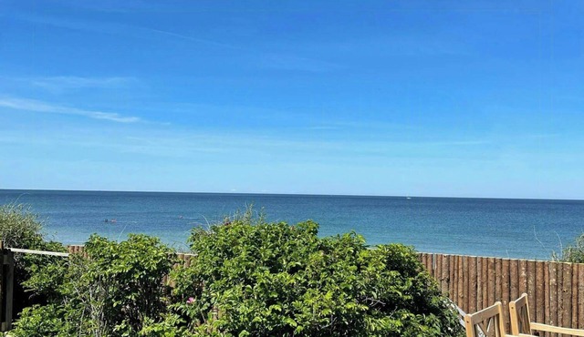 Historic summer house with sea views in Kikhavn