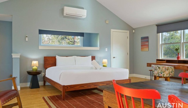Historic Tarrytown Studio Apt w/King Bed, Kitchenette, Full Bath & Open Space