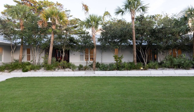 Historic The Court Boutique Hotel in SeasideFL– Walk to Beach + 2 Bikes