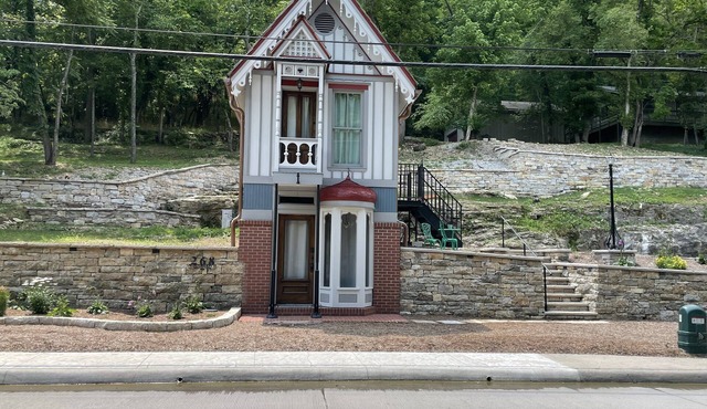 HIstoric Tiny House - Down on Main Street!