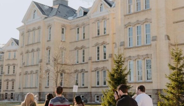 Historic Top-Floor Condo in Downtown Traverse City – Walk to Beaches & Dining