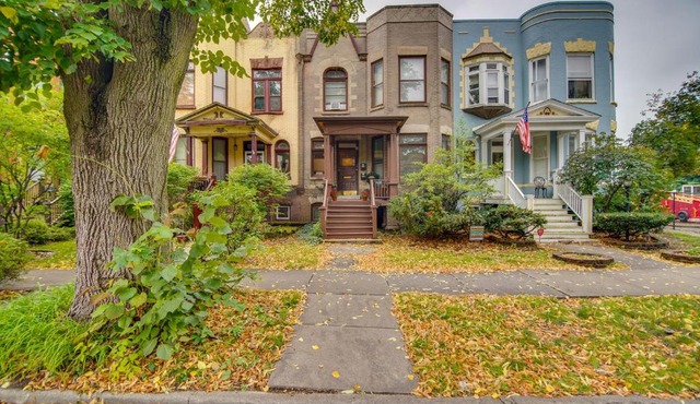 Historic Townhome in Oak Park with Backyard!