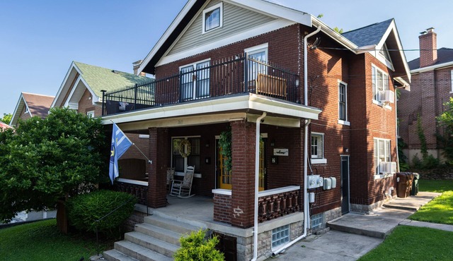 Historic Townhouse in Wallace Woods - 1st Floor Unit, Quiet, Safe, Easy Parking