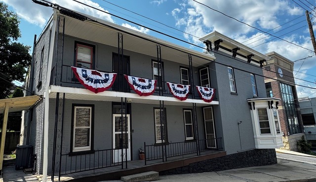 Historic Townhouse near Yuengling