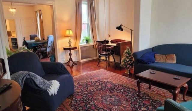 Historic Townhouse w/Antiques & Riverview