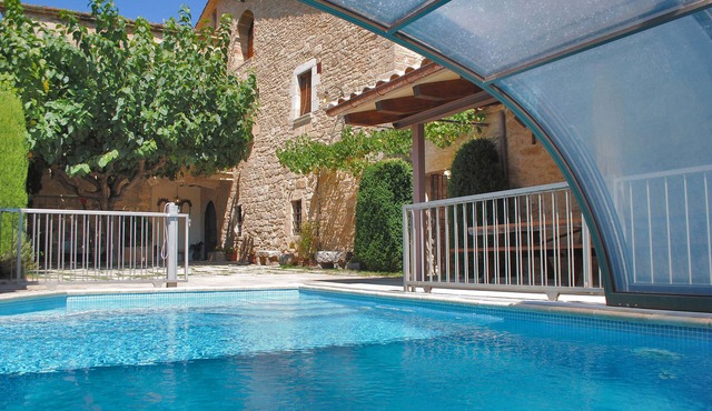 Historic & traditional Catalan villa with heated pool, 2 km. from Banyoles lake.