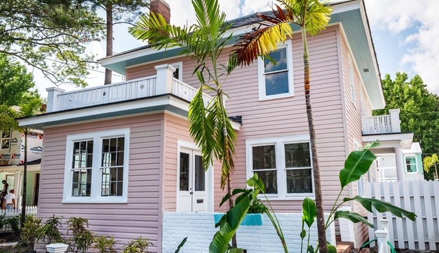 HISTORIC TROPICAL HOME, EXCELLENTLY DETAILED, 3 MINUTES WALK TO BEACH