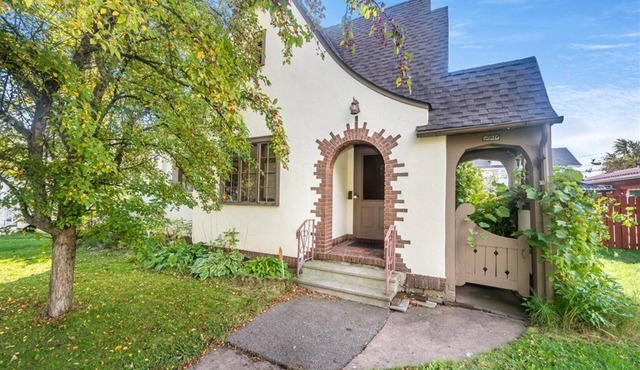 Historic Tudor Cottage - Cute 3 Bedroom Home