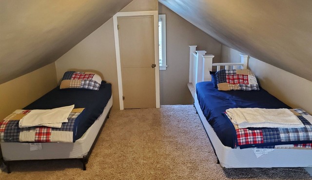Historic Twin Tudors Inn Northwest Room w/Loft (KP1400Loft)