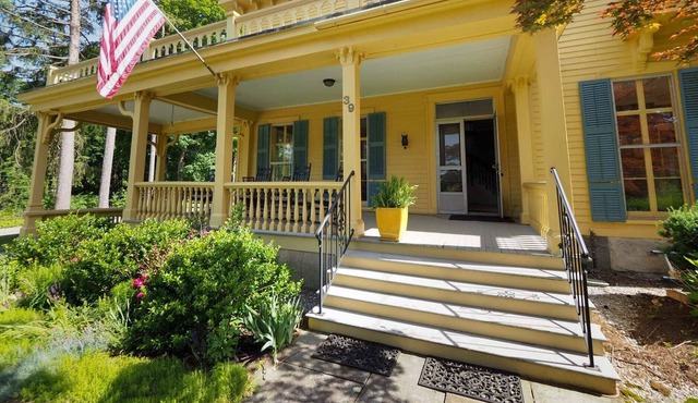 Historic Two Bedroom, Downtown Stockbridge