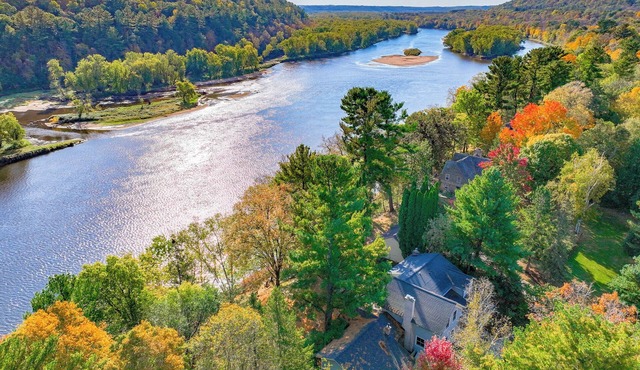 Historic 3-bedroom/3 bath house on the St. Croix River