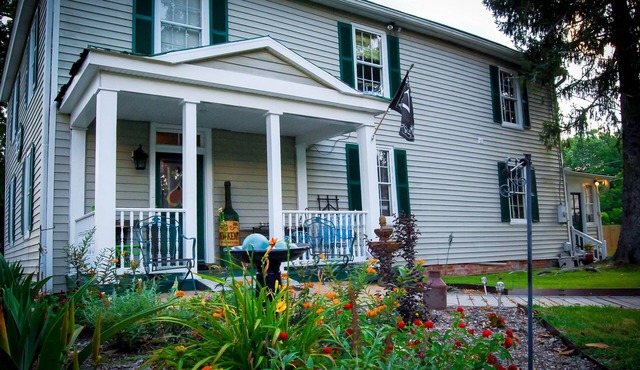 Historic Vaiden House, c.1781, on 8 acres: Modern Amenities with Old World Charm